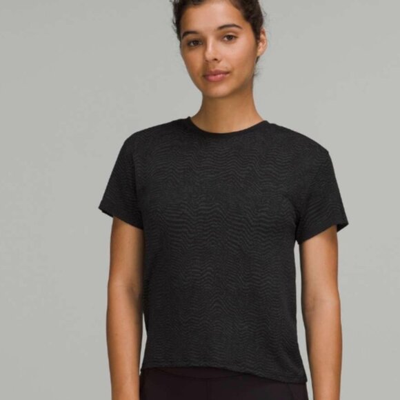 lululemon athletica Tops - Lululemon Train to Be Seamless Short Sleeve T-Shirt Ripple Wave Blk / Graphite